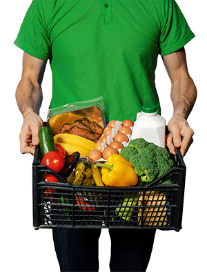 Homme tient dans ses mains un panier de courses avec fruits, légumes, œufs, etc.