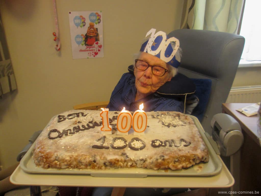 Zoé Beesmans équipée d'une couronne 100 souffle les bougies sur son gateau