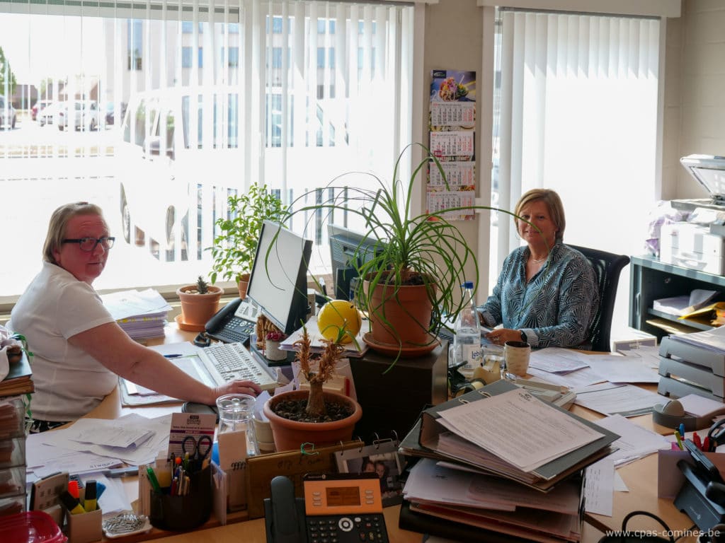 Deux personnes dans des bureaux administratifs