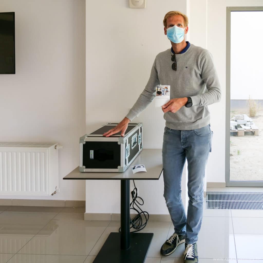 Jean François de chez Bebooth prend la pose devant une imprimante photo