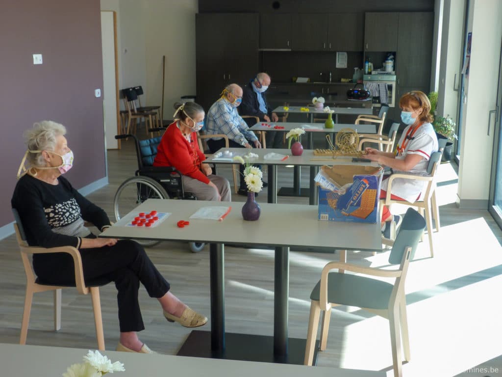 Partie de Bingo entre différentes personnes qui gardent leurs distances