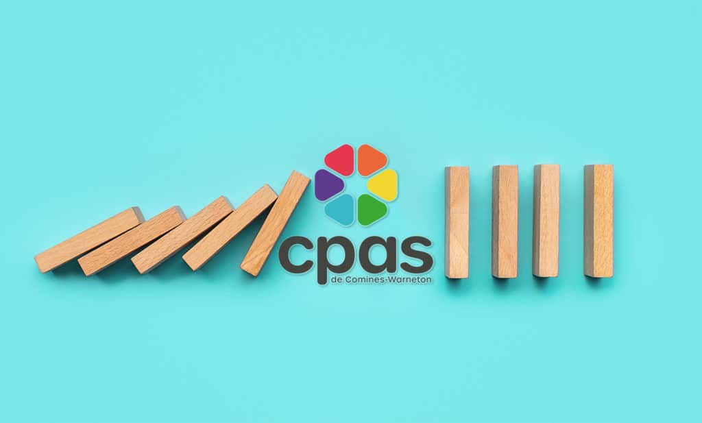 Le logo du CPAS bloque un domino qui est en train de tomber
