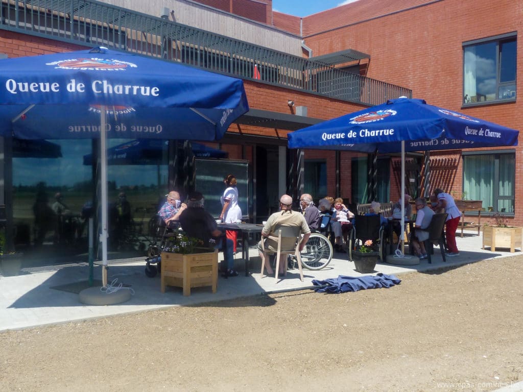 Du tiramisu, un bain de soleil et du jardinage : il s'en passe à Ploegsteert!